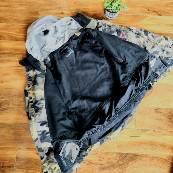 OAKLEY Green Camo Snowboard Jacket XS (EUC) - Picture 8 of 14